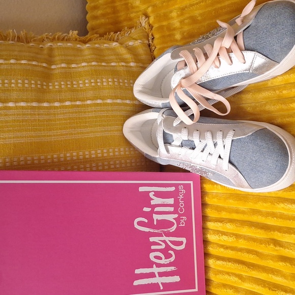 Stylish Women's Sneakers In Light Blue Denim With A Silver Glitter Star. - Picture 4 of 6